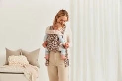 BabyBjörn Draagzak Mini - Cotton - Beige-Luipaard 12 BabyBjörn Draagzak Mini - Cotton - Beige-Luipaard -Aanbiedingen BIBS Winkel 1200x800 591