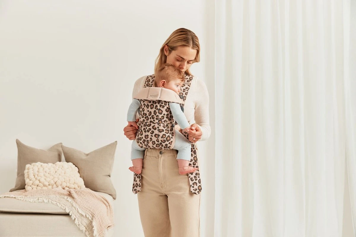 BabyBjörn Draagzak Mini - Cotton - Beige-Luipaard 4 BabyBjörn Draagzak Mini - Cotton - Beige-Luipaard - Afbeelding 4