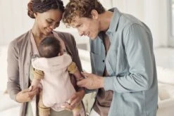 BabyBjörn Draagzak Mini - 3D Jersey - Lichtroze 15 BabyBjörn Draagzak Mini - 3D Jersey - Lichtroze -Aanbiedingen BIBS Winkel 1200x800 595