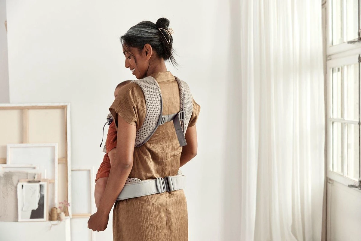 BabyBjörn Draagzak One Air - 3D Mesh - Grijs-beige 2 BabyBjörn Draagzak One Air - 3D Mesh - Grijs-beige - Afbeelding 2