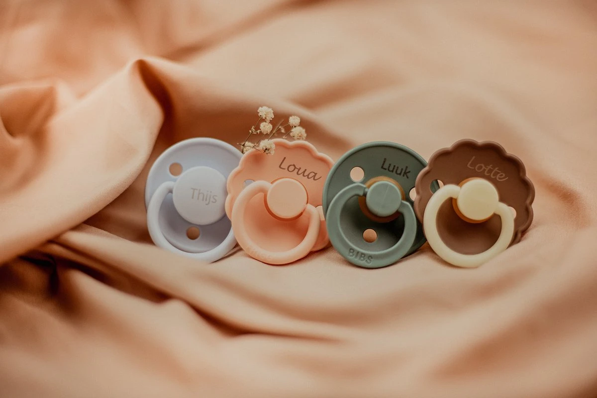 BIBS Fopspenen Met Naam | T2 | Peach, Blush, Ivory | 6-18 Maanden | Spenen | Speen | Fopspeen | BolleToet Speenzakje 2 BIBS Fopspenen Met Naam | T2 | Peach, Blush, Ivory | 6-18 Maanden | Spenen | Speen | Fopspeen | BolleToet Speenzakje - Afbeelding 2