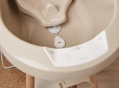 Bundel! Bad Sense Edition (Bad, Digitale Thermometer En Standaard) In De Kleur 'Taupe' Van Bébé-jou. -Aanbiedingen BIBS Winkel 1200x887 1