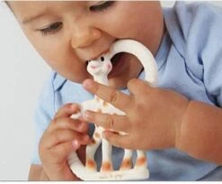 Sophie De Giraf - So Pure - Bijtring - Very Soft - 100% Natuurlijk Rubber 8 Sophie De Giraf - So Pure - Bijtring - Very Soft - 100% Natuurlijk Rubber -Aanbiedingen BIBS Winkel 1200x989 4