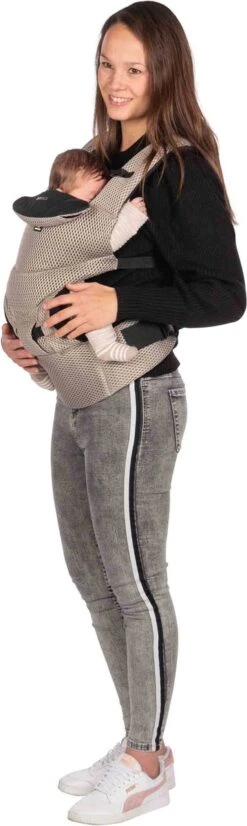 Dooky Ergonomische Draagzak Urban Comfort Beige Desert -Aanbiedingen BIBS Winkel 359x1200