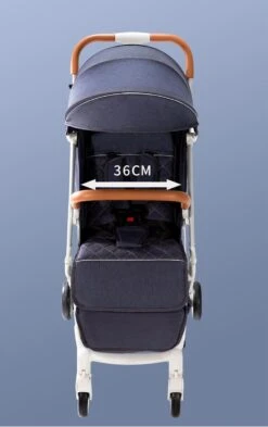 WOOSH New Buggy - Sand / Black - One Hand Folding - 3 Slaapstanden - Wandelwagen Tot 25 Kg - Regenhoes - Bekerhouder - Muggennet -Aanbiedingen BIBS Winkel 754x1200