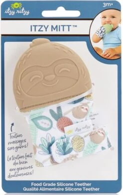 Itzy Ritzy - Itzy Mitt™ - Baby Bijtwant - Beige Luiaard -Aanbiedingen BIBS Winkel 757x1200 1