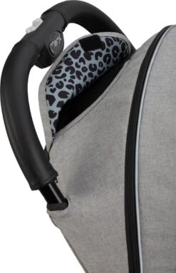 MoMi Wandelwagen - Compacte Lichtgewicht Buggy - Estelle Dakar Met XXL Wielen & Zonnekap - Leopard - Grijs-Goud (geschikt Van 6mnd - 22kg) 37 MoMi Wandelwagen - Compacte Lichtgewicht Buggy - Estelle Dakar Met XXL Wielen & Zonnekap - Leopard - Grijs-Goud (geschikt Van 6mnd - 22kg) -Aanbiedingen BIBS Winkel 773x1200 4