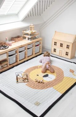 Love By Lily - Groot Speelkleed - Mr. Chairman Lion - 200x150cm -Aanbiedingen BIBS Winkel 780x1200 1