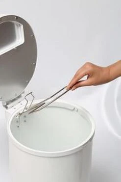 DiaperPail - Clear White - Luieremmer Met Speciale Luiersluis - Werkt Met Normale Vuilniszakken - Luxe Luieremmer - Geen Speciale Cassettes - Geen Geurtjes - Makkelijk Schoon Te Maken - Is Gemaakt Van Aluminium -Aanbiedingen BIBS Winkel 798x1200 1