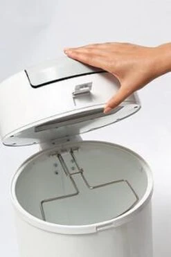 DiaperPail - Clear White - Luieremmer Met Speciale Luiersluis - Werkt Met Normale Vuilniszakken - Luxe Luieremmer - Geen Speciale Cassettes - Geen Geurtjes - Makkelijk Schoon Te Maken - Is Gemaakt Van Aluminium -Aanbiedingen BIBS Winkel 798x1200 2