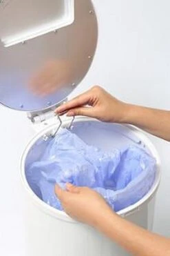 DiaperPail - Clear White - Luieremmer Met Speciale Luiersluis - Werkt Met Normale Vuilniszakken - Luxe Luieremmer - Geen Speciale Cassettes - Geen Geurtjes - Makkelijk Schoon Te Maken - Is Gemaakt Van Aluminium -Aanbiedingen BIBS Winkel 798x1200 3