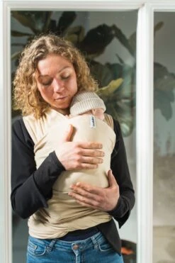 Cuddie Baby Draagdoek - Premium Organic Baby Draagdoek Gemaakt Van Bio Katoen - Newborns Tot 15 Kg - Baby Cadeau - Met Wenskaart - Sand 19 Cuddie Baby Draagdoek - Premium Organic Baby Draagdoek Gemaakt Van Bio Katoen - Newborns Tot 15 Kg - Baby Cadeau - Met Wenskaart - Sand -Aanbiedingen BIBS Winkel 799x1200 159