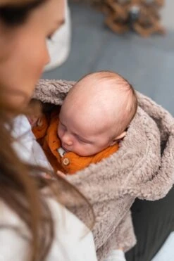 Bykay - Draagdoeken - Cover - Teddy Taupe - Winter Edition 11 Bykay - Draagdoeken - Cover - Teddy Taupe - Winter Edition -Aanbiedingen BIBS Winkel 799x1200 166