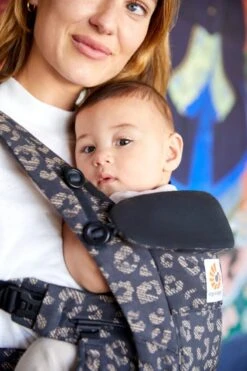 Ergobaby Omni Dream Draagzak - Black Leopard - Ergonomische Baby Draagzak Voor Baby En Drager -Aanbiedingen BIBS Winkel 799x1200 173