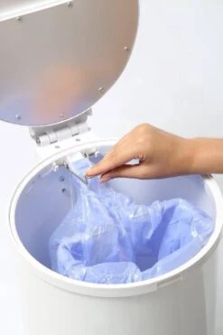 DiaperPail - Clear White - Luieremmer Met Speciale Luiersluis - Werkt Met Normale Vuilniszakken - Luxe Luieremmer - Geen Speciale Cassettes - Geen Geurtjes - Makkelijk Schoon Te Maken - Is Gemaakt Van Aluminium -Aanbiedingen BIBS Winkel 799x1200 19