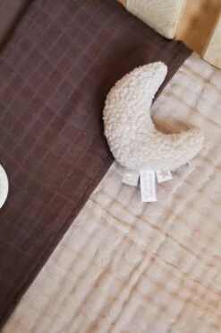 Jollein Rammelaar Moon - Nougat 19 Jollein Rammelaar Moon - Nougat -Aanbiedingen BIBS Winkel 799x1200 54