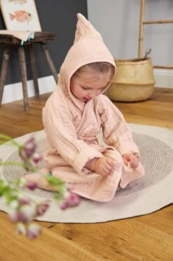 Lässig - Badjas - Mousseline - Lichtroze - Maat 92-98cm 11 Lässig - Badjas - Mousseline - Lichtroze - Maat 92-98cm -Aanbiedingen BIBS Winkel 800x1200 165