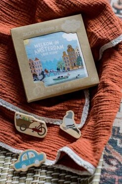 Zacht Babyboekje Amsterdam - 100% Katoen - Fairly Made - In Mooie Geschenkverpakking - Duurzaam En Origineel Kraamcadeau -Aanbiedingen BIBS Winkel 800x1200 186
