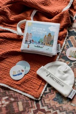 Zacht Babyboekje Amsterdam - 100% Katoen - Fairly Made - In Mooie Geschenkverpakking - Duurzaam En Origineel Kraamcadeau -Aanbiedingen BIBS Winkel 800x1200 187