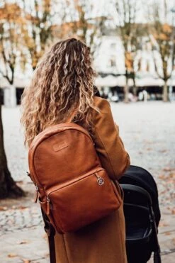 MOZZ Luiertas Rugzak Beautiful Backpack - Cognac 17 MOZZ Luiertas Rugzak Beautiful Backpack - Cognac -Aanbiedingen BIBS Winkel 800x1200 271