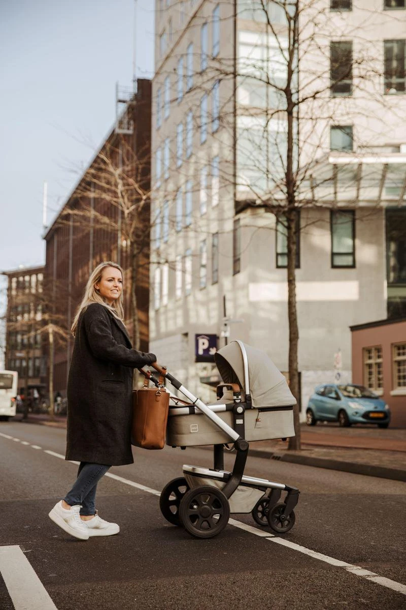 Snoozzz Luiertas Luxe Verzorgingstas – Inclusief Uitneembare Tas Organizer Met Thermovak, Stroller Hooks En Verschoningsmatje - Cognac 8 Snoozzz Luiertas Luxe Verzorgingstas – Inclusief Uitneembare Tas Organizer Met Thermovak, Stroller Hooks En Verschoningsmatje - Cognac - Afbeelding 8