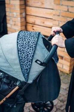 MoMi Wandelwagen - Compacte Lichtgewicht Buggy - Estelle Dakar Met XXL Wielen & Zonnekap - Leopard - Grijs-Goud (geschikt Van 6mnd - 22kg) 38 MoMi Wandelwagen - Compacte Lichtgewicht Buggy - Estelle Dakar Met XXL Wielen & Zonnekap - Leopard - Grijs-Goud (geschikt Van 6mnd - 22kg) -Aanbiedingen BIBS Winkel 800x1200 309