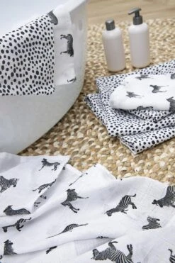 Meyco Zebra Animal Starterset - 9-pack - Hydrofiel - Black 6 Meyco Zebra Animal Starterset - 9-pack - Hydrofiel - Black -Aanbiedingen BIBS Winkel 800x1200 4