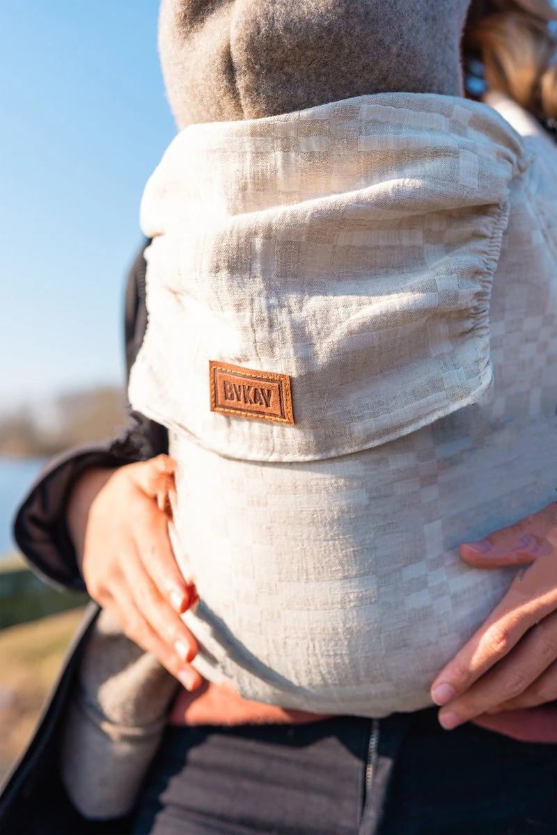 ByKay - Draagzak - Click Carrier Classic - Sand Blocks Summer - Organic Linnen/Cotton 2 ByKay - Draagzak - Click Carrier Classic - Sand Blocks Summer - Organic Linnen/Cotton - Afbeelding 2