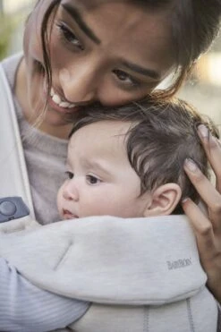 BabyBjörn Draagzak Mini - 3D Jersey - Lichtbeige -Aanbiedingen BIBS Winkel 800x1200 403