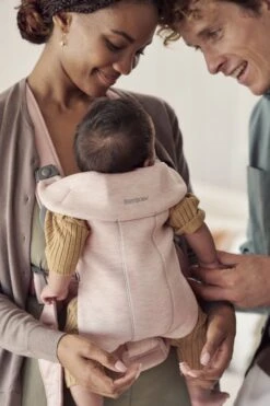 BabyBjörn Draagzak Mini - 3D Jersey - Lichtroze 19 BabyBjörn Draagzak Mini - 3D Jersey - Lichtroze -Aanbiedingen BIBS Winkel 800x1200 424