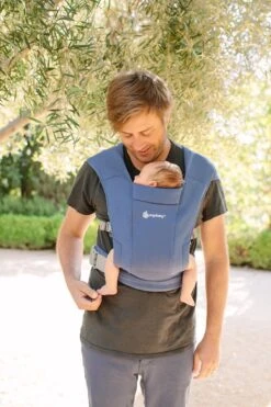 Ergobaby - Embrace - Draagzak Baby - Soft Blue - Ergonomisch Vanaf Geboorte 14 Ergobaby - Embrace - Draagzak Baby - Soft Blue - Ergonomisch Vanaf Geboorte -Aanbiedingen BIBS Winkel 800x1200 427