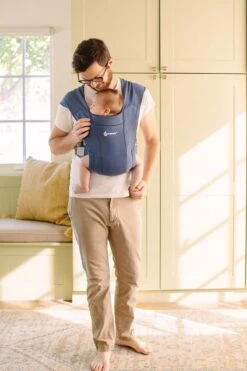 Ergobaby - Embrace - Draagzak Baby - Soft Blue - Ergonomisch Vanaf Geboorte 15 Ergobaby - Embrace - Draagzak Baby - Soft Blue - Ergonomisch Vanaf Geboorte -Aanbiedingen BIBS Winkel 800x1200 428