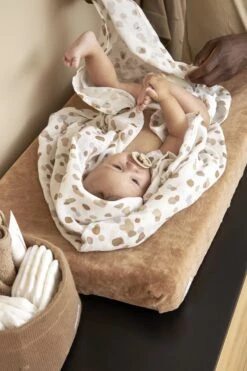 Meyco Stains Swaddle - 2-pack - Neutral - 120x120cm 9 Meyco Stains Swaddle - 2-pack - Neutral - 120x120cm -Aanbiedingen BIBS Winkel 800x1200 82