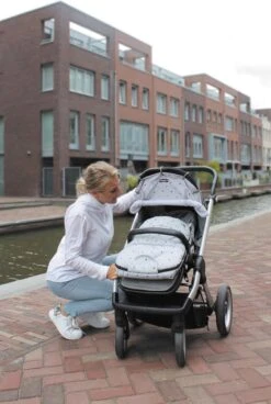 Dooky Universal Cover Zonnescherm Kinderwagen - Light Grey Crowns -Aanbiedingen BIBS Winkel 806x1200 17