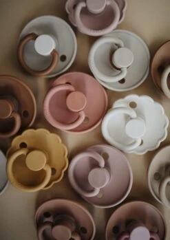 Frigg Fopspeen - Maat 1 0-6 Maanden - 1 Stuk - Classic - Cappuccino -Aanbiedingen BIBS Winkel 850x1200 25