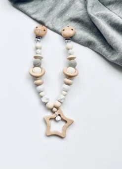 Wagenspanner Ster - Baby Wagenspanner Hout - Vrolijke Kinderwagenspanner - Eenvoudig Te Bevestigen - Kraamcadeau Voor Jongens En Meisjes - Completebabyuitzet - Baby Cadeau 8 Wagenspanner Ster - Baby Wagenspanner Hout - Vrolijke Kinderwagenspanner - Eenvoudig Te Bevestigen - Kraamcadeau Voor Jongens En Meisjes - Completebabyuitzet - Baby Cadeau -Aanbiedingen BIBS Winkel 865x1200 4