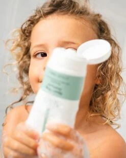 Naïf Verzorgende Shampoo - Baby En Kind - 200ml - Met Natuurlijke Ingrediënten -Aanbiedingen BIBS Winkel 960x1200 1