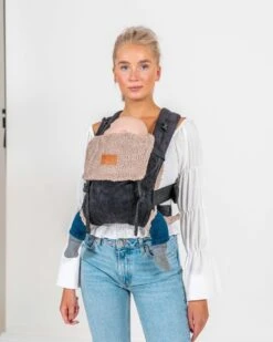 ByKay - Winter Voering - In Je Draagzak - Teddy Inlay - Taupe - Oragnic -Aanbiedingen BIBS Winkel 960x1200 39